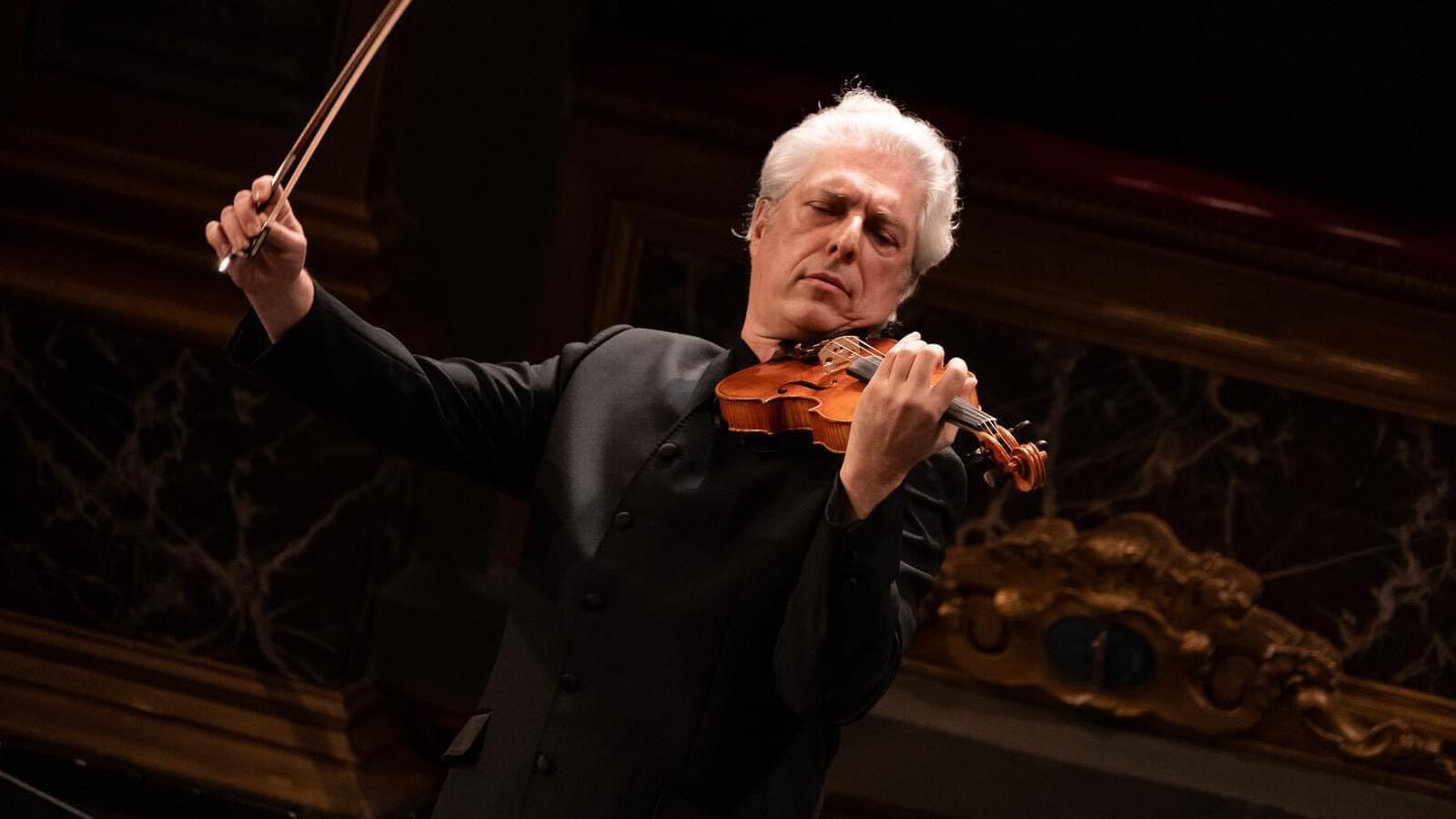 Gary Levinson performing